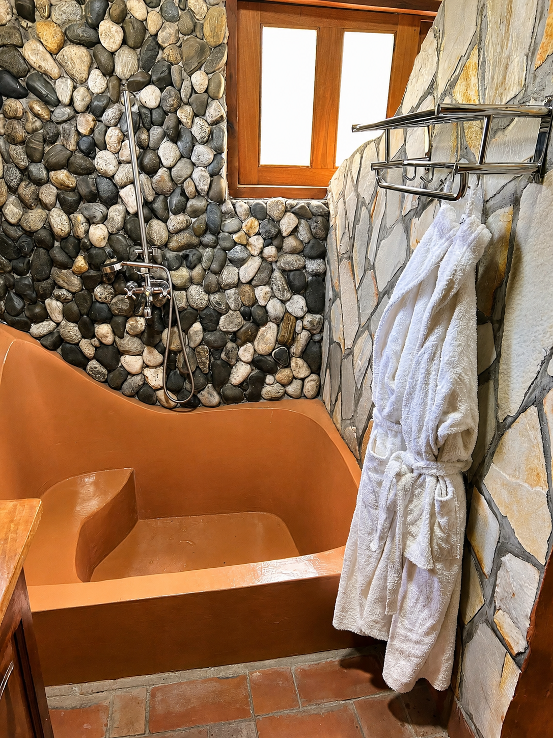 Imhotep banda bathtub, shower and bathrobe detail at Warujojo Safari Lodge