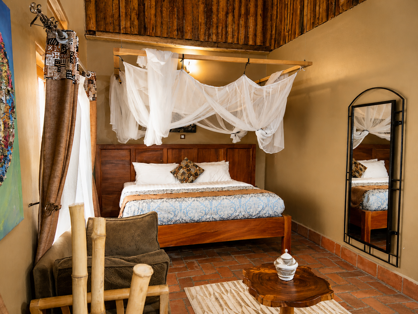 Rekemire banda canopy bed and bedroom mirror at Warujojo Safari Lodge