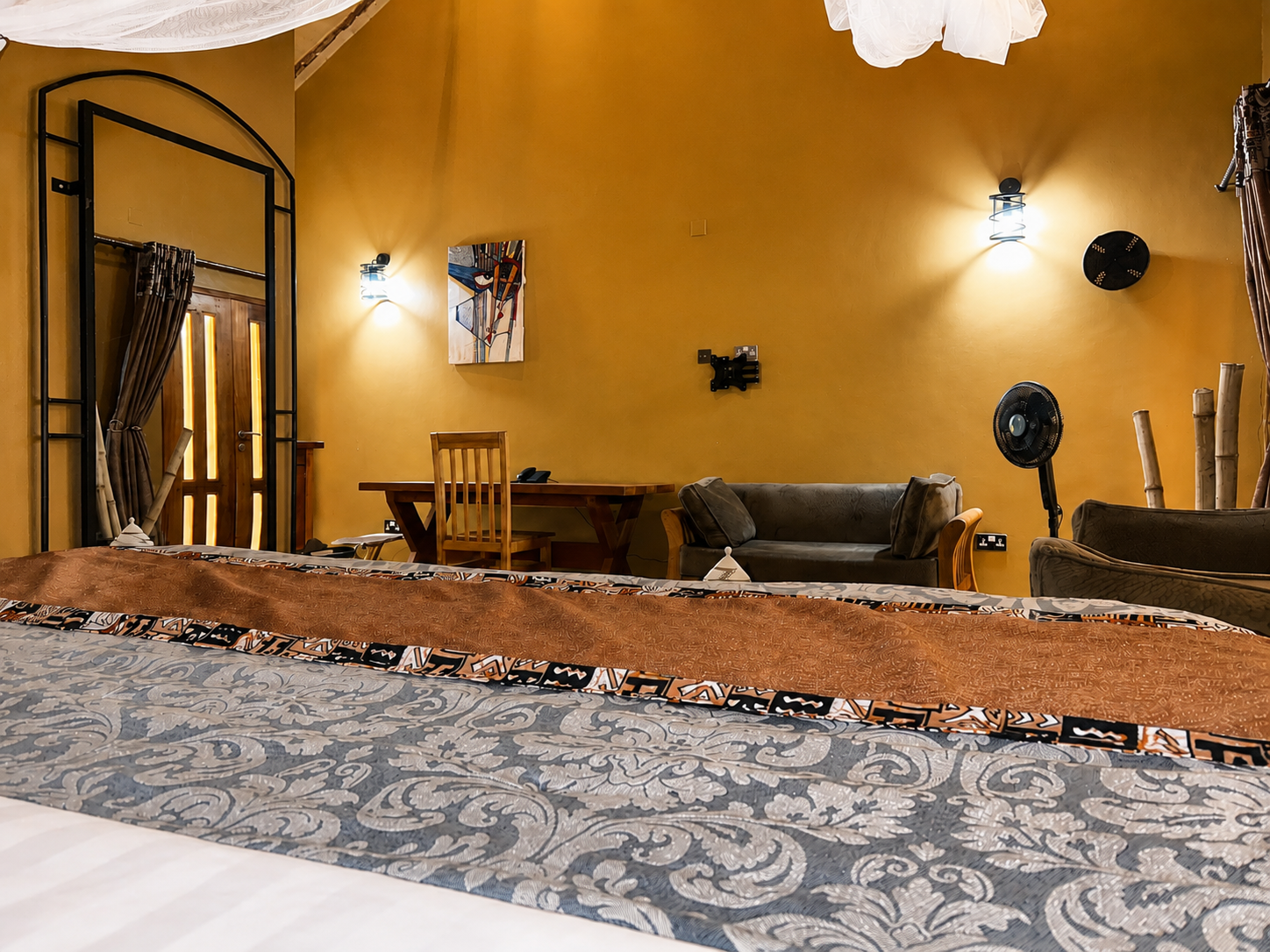 Rekemire banda canopy bed in the open-plan interior at Warujojo Safari Lodge