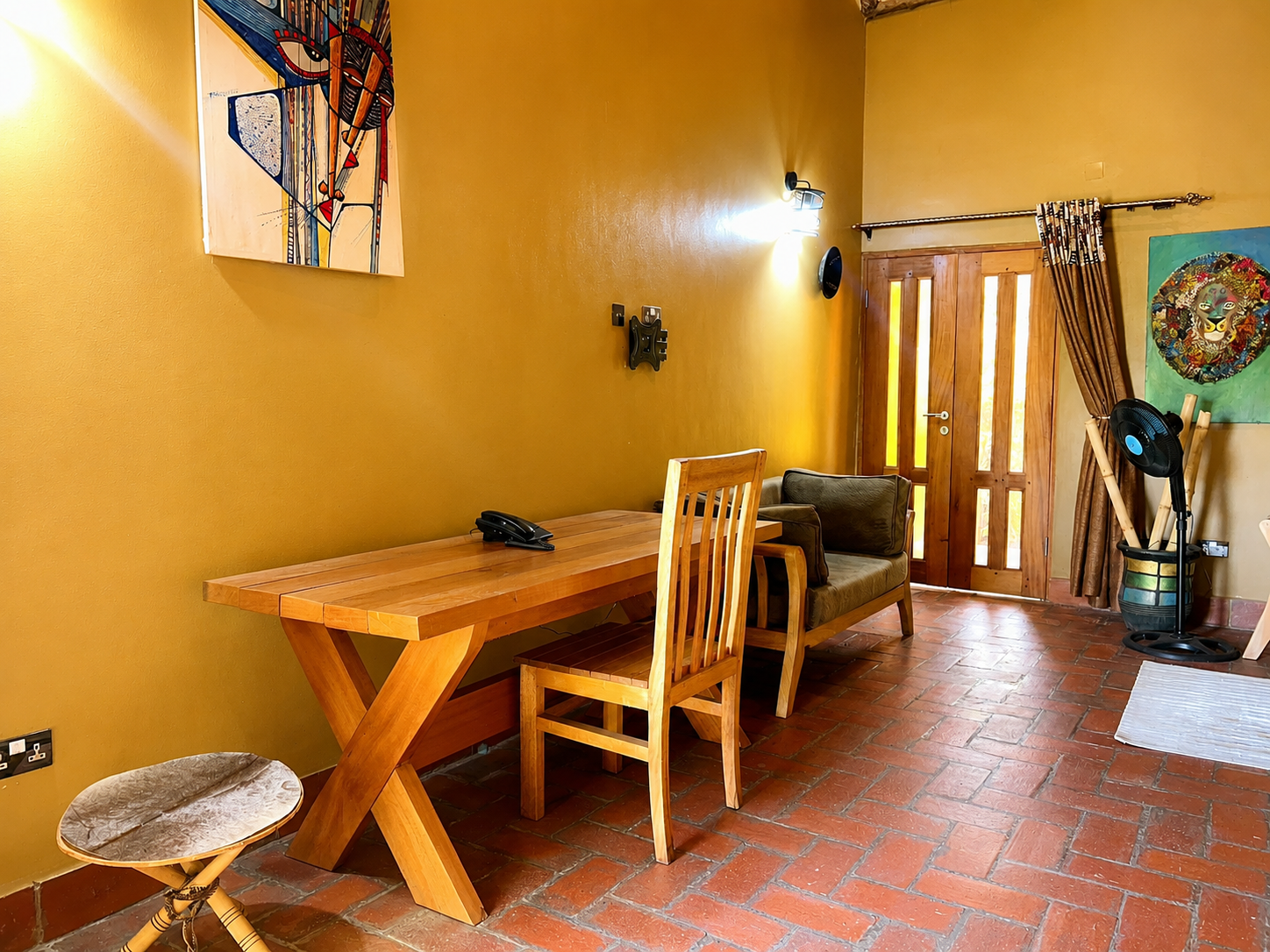 Rekemire banda dining table and lounge corner at Warujojo Safari Lodge