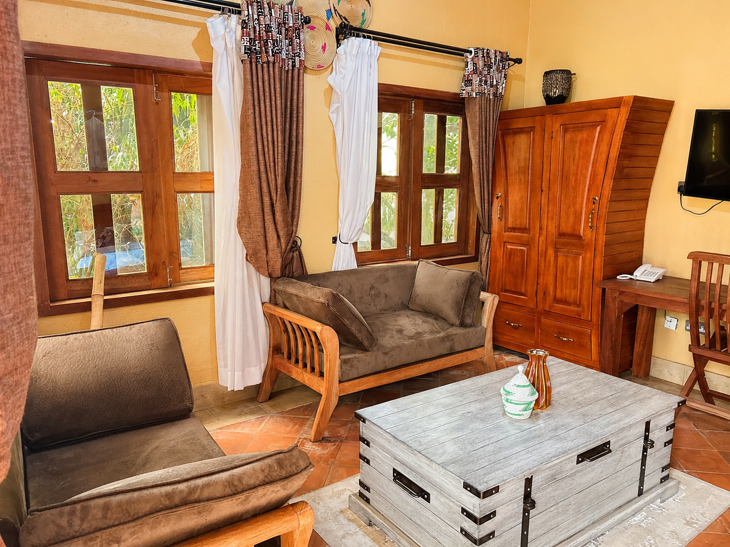 Saraunya banda lounge seating with window views at Warujojo Safari Lodge
