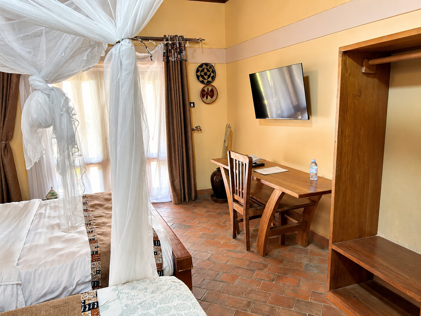 Hannibal cottage bedroom with TV, desk and wardrobe at Warujojo Safari Lodge