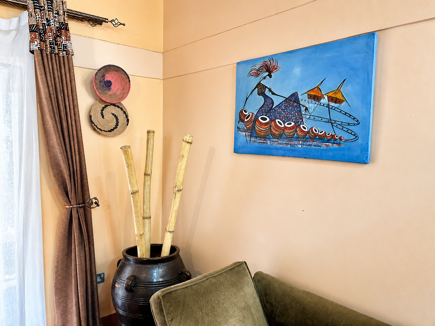 Kibalama cottage wall art and decor baskets at Warujojo Safari Lodge
