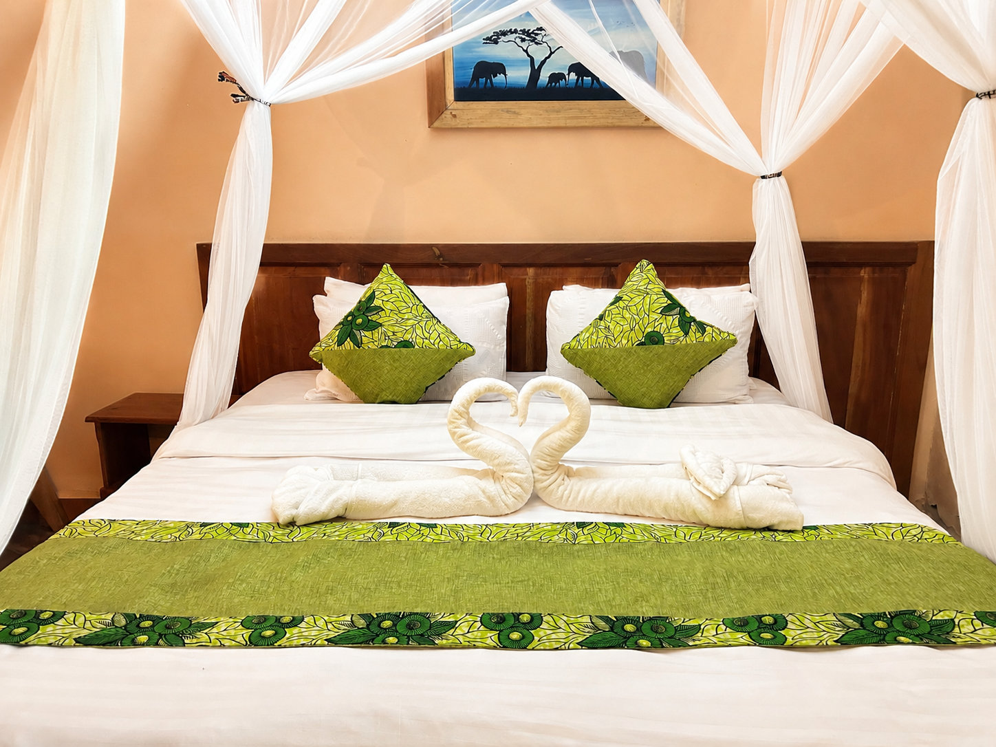 Menelik cottage canopy bed from another angle at Warujojo Safari Lodge