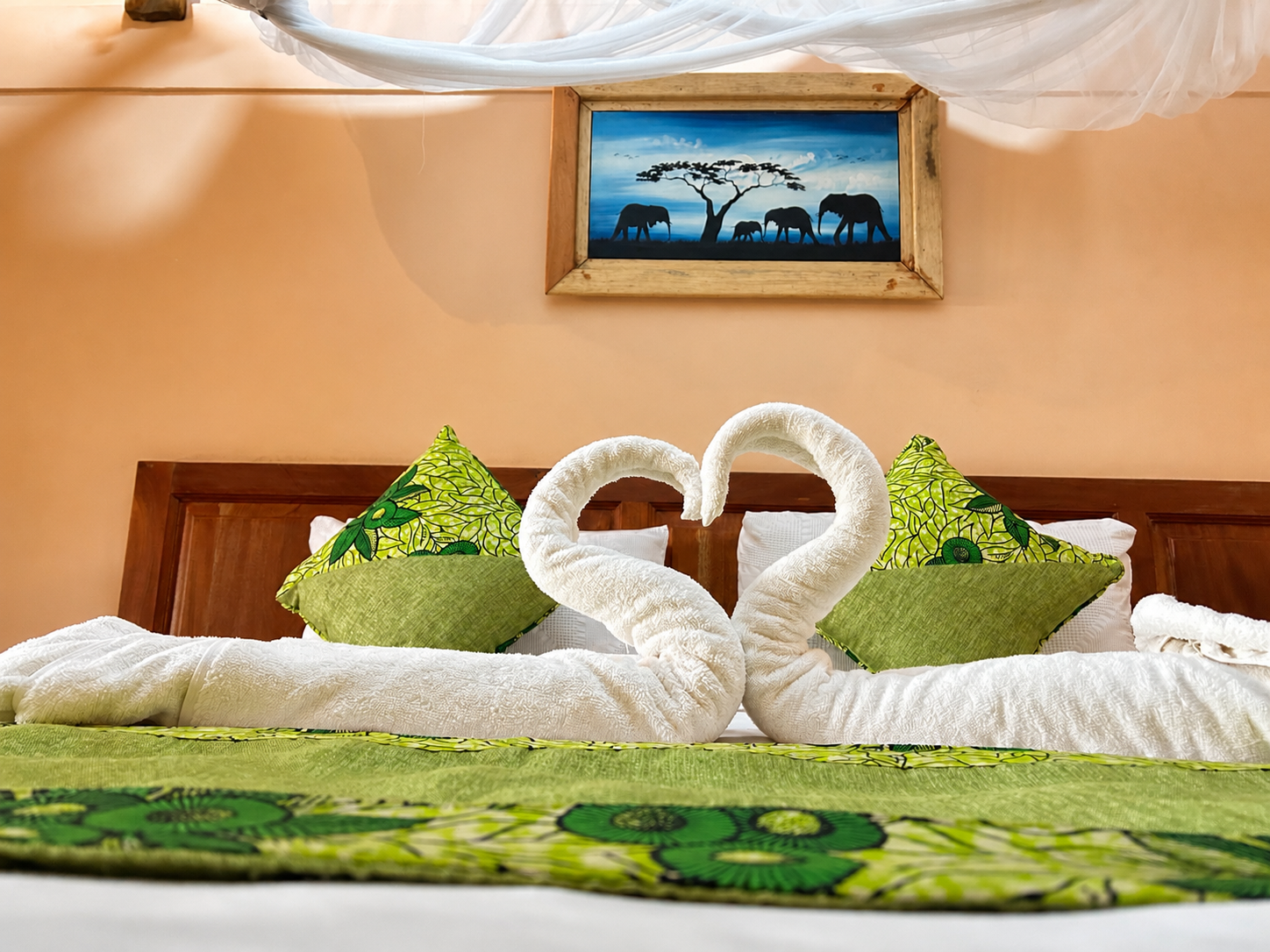Menelik cottage towel swans detail at Warujojo Safari Lodge