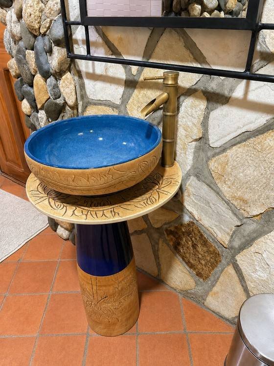 Hand-painted basin on a sculpted pedestal in Amina cottage at Warujojo Safari Lodge
