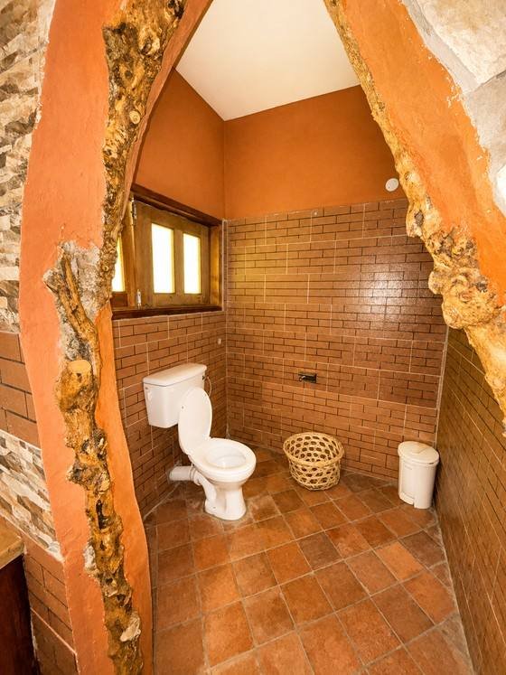Sculpted terracotta bathing room in Saraunya banda at Warujojo Safari Lodge